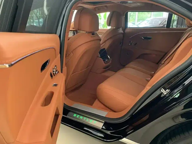 Bentley Flying Spur — Фото автомобиля 10