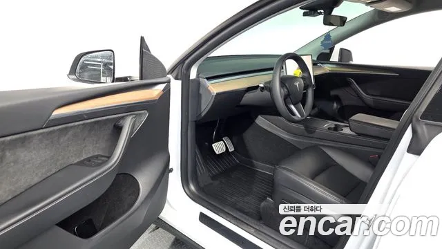 Tesla Model Y — Фото автомобиля 15