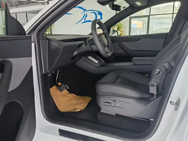 Tesla Model Y — Фото автомобиля 8