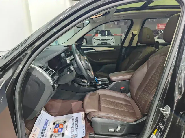 BMW iX3 — Фото автомобиля 11