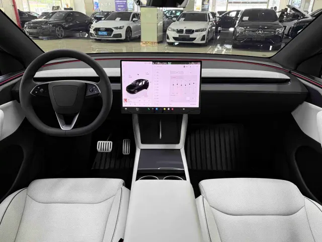 Tesla Model Y L — Фото автомобиля 10