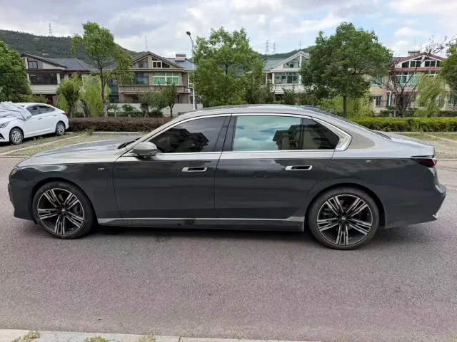 BMW i7 — Фото автомобиля 3