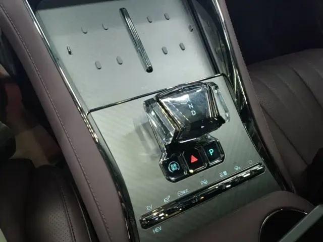 Denza Z9GT — Фото автомобиля 13