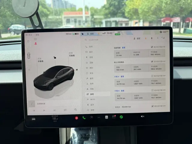 Tesla Model 3 — Фото автомобиля 10