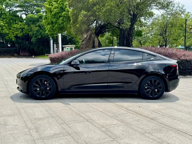 Tesla Model 3 — Фото автомобиля 4
