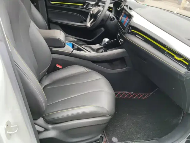 Roewe i5 — Фото автомобиля 24