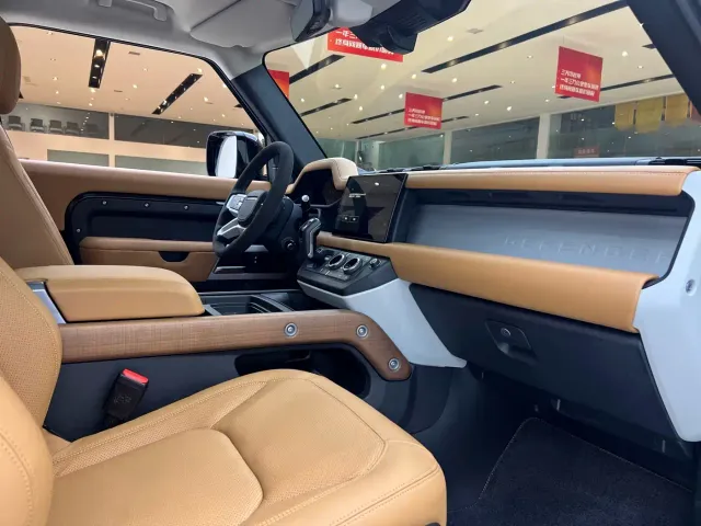 Land Rover Defender — Фото автомобиля 22