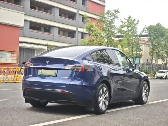 Tesla Model Y — Фото автомобиля 8