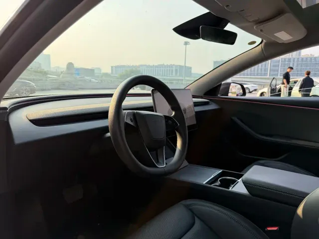 Tesla Model 3 — Фото автомобиля 7