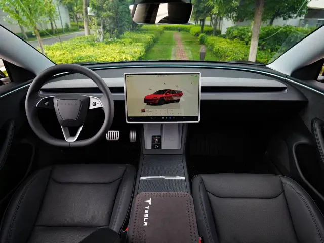 Tesla Model 3 — Фото автомобиля 10