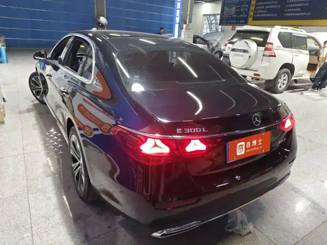 Mercedes-Benz E-Class — Фото автомобиля 3