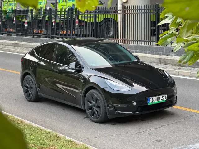Tesla Model Y 2023 Long Range All-Wheel Drive Edition — Фото автомобиля 8