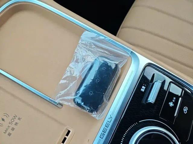 Geely Galaxy Starship 7 EM-i — Фото автомобиля 8