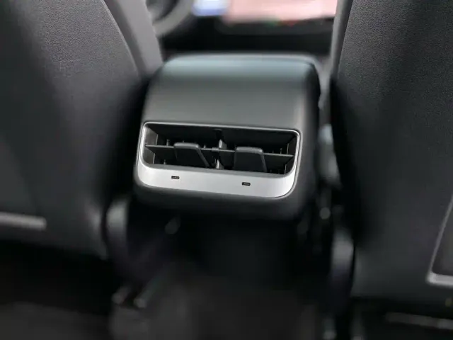 Tesla Model Y — Фото автомобиля 28