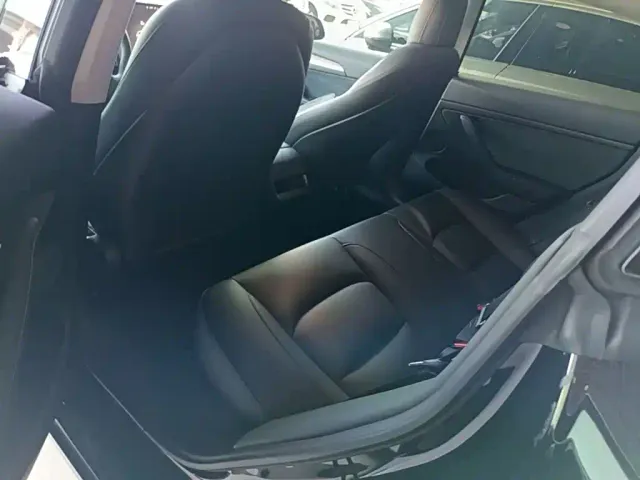 Tesla Model 3 — Фото автомобиля 16