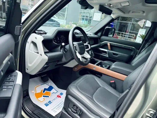 Land Rover Defender — Фото автомобиля 12