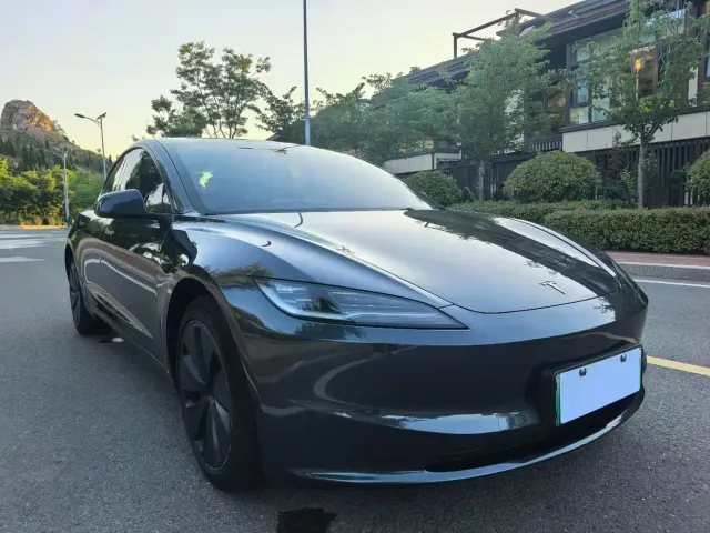 Tesla Model 3 — Фото автомобиля 3