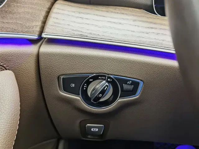 Mercedes-Benz E-Class — Фото автомобиля 21