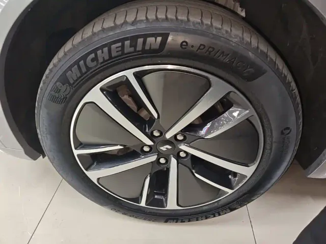 Li Auto L8 — Фото автомобиля 22