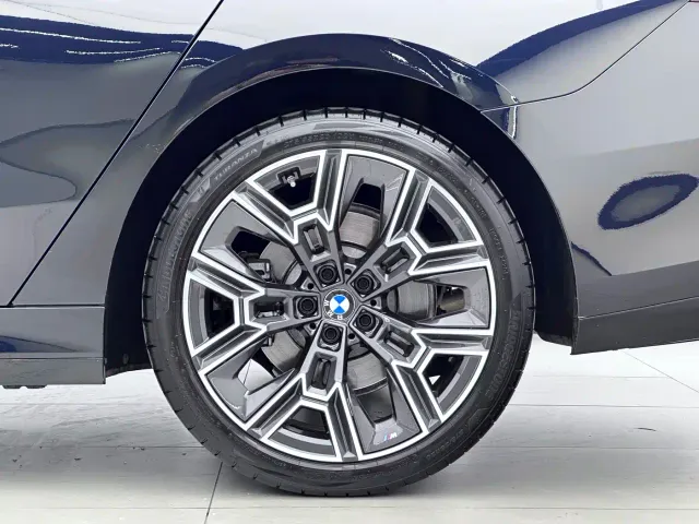 BMW 5 Series — Фото автомобиля 10