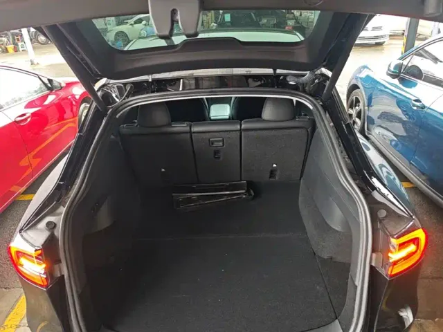 Tesla Model Y — Фото автомобиля 18