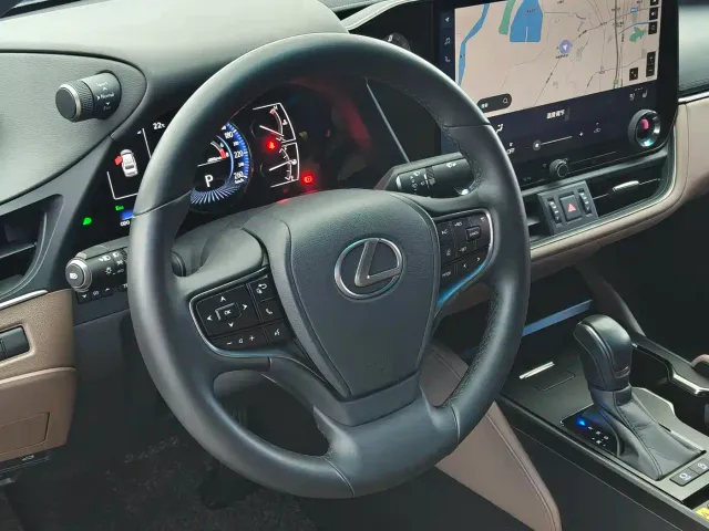 Lexus ES — Фото автомобиля 8