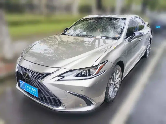 Фотография автомобиля — Lexus ES