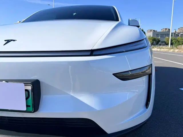 Tesla Model Y — Фото автомобиля 14