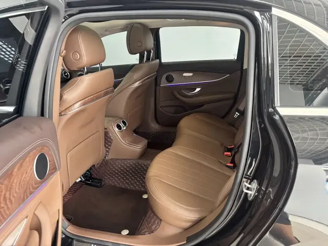 Mercedes-Benz E-Class — Фото автомобиля 22
