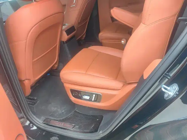 Li Auto L8 — Фото автомобиля 11