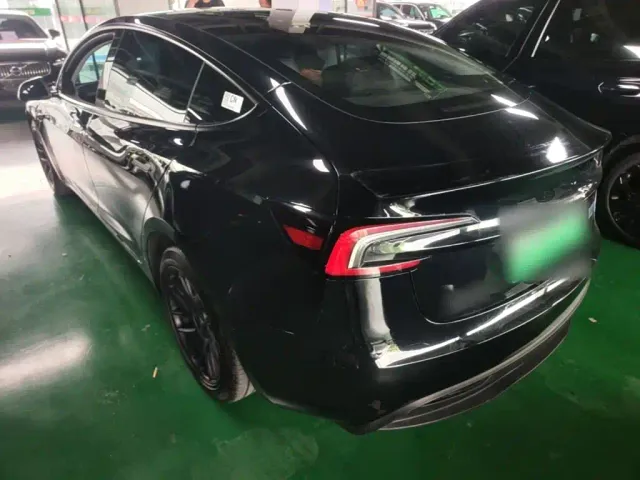 Tesla Model 3 — Фото автомобиля 22