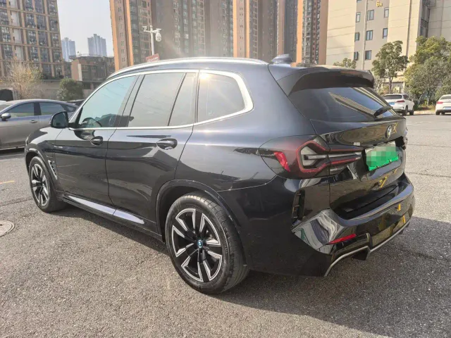 BMW iX3 — Фото автомобиля 7