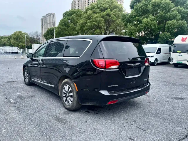 Chrysler Grand Caravan PHEV — Фото автомобиля 7