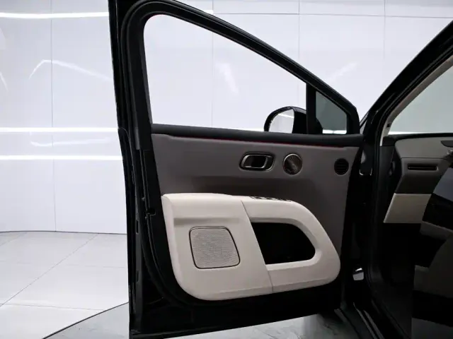 Li Auto i8 — Фото автомобиля 12