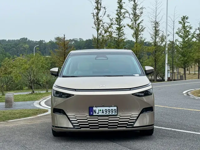 Xpeng X9 — Фото автомобиля 3