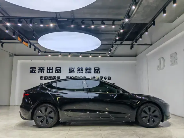 Tesla Model 3 — Фото автомобиля 16
