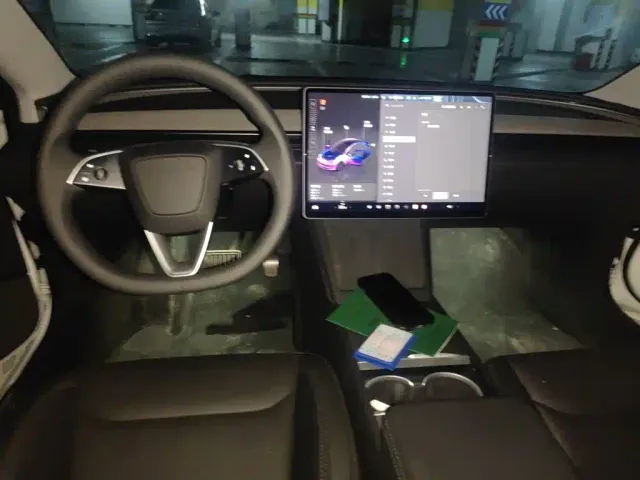 Tesla Model 3 — Фото автомобиля 10