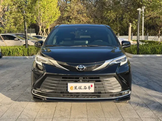 Toyota Sienna — Фото автомобиля 2