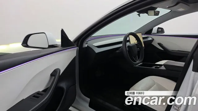 Tesla Model 3 — Фото автомобиля 10