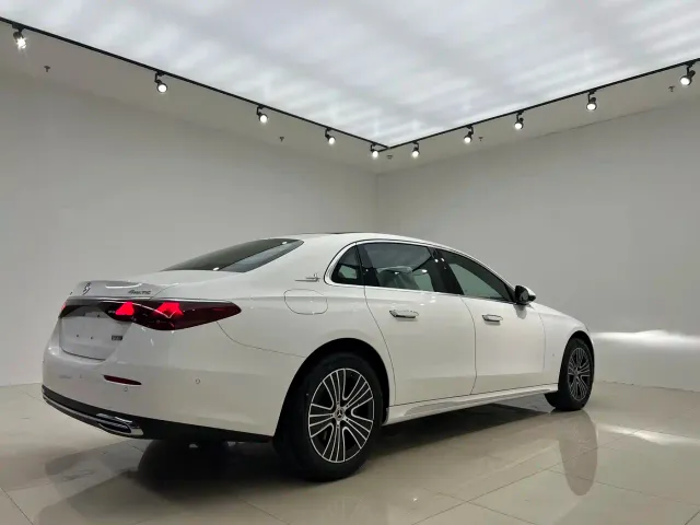 Mercedes-Benz E-Class — Фото автомобиля 11