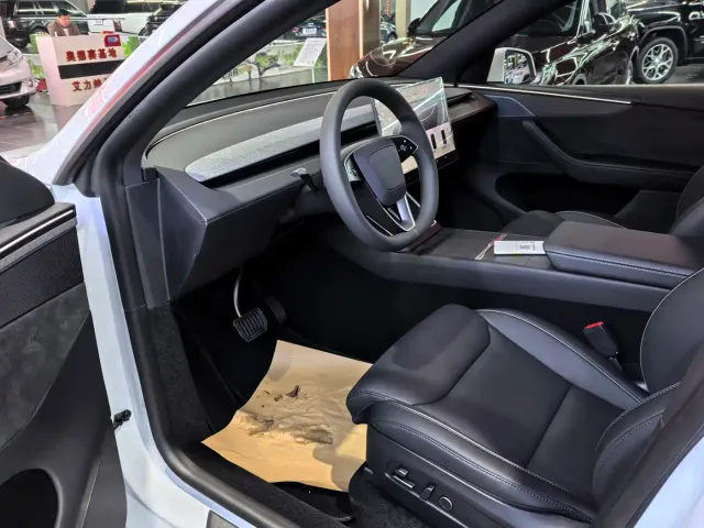 Tesla Model Y L — Фото автомобиля 5