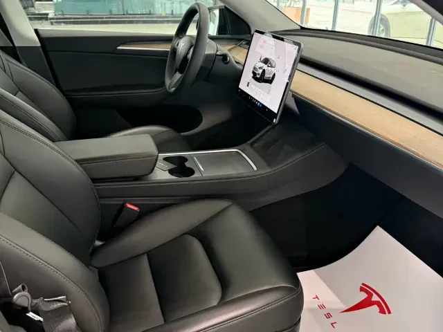 Tesla Model Y — Фото автомобиля 5