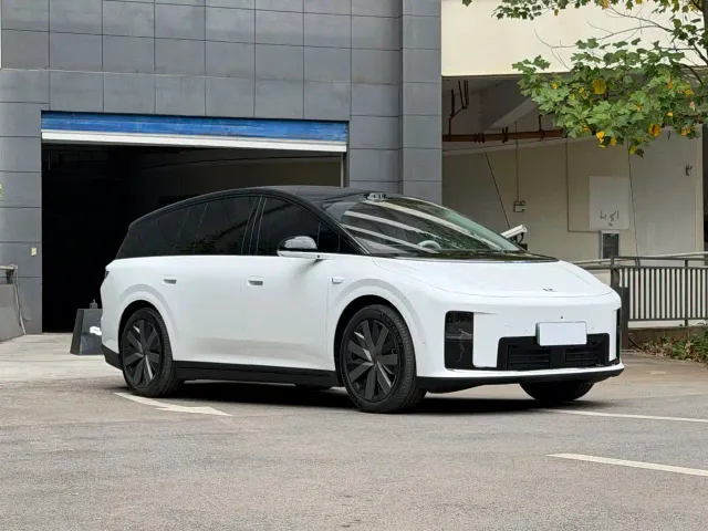 Li Auto i8 — Фото автомобиля 3
