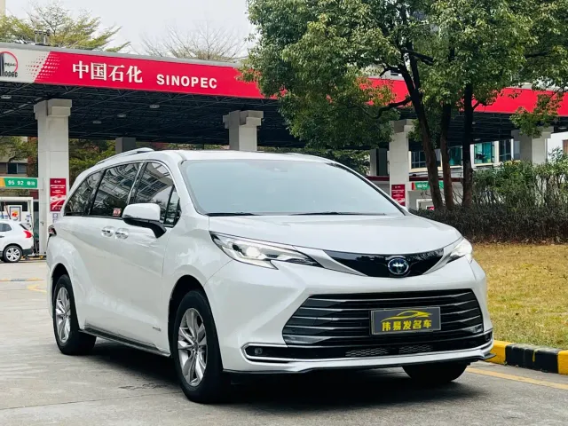 Toyota Sienna — Фото автомобиля 2