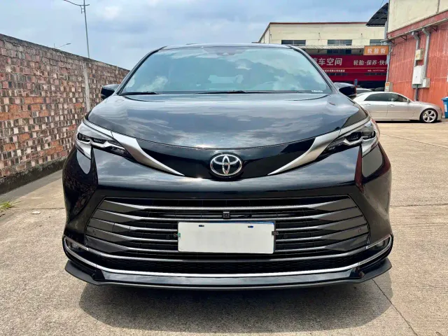 Toyota Sienna — Фото автомобиля 2