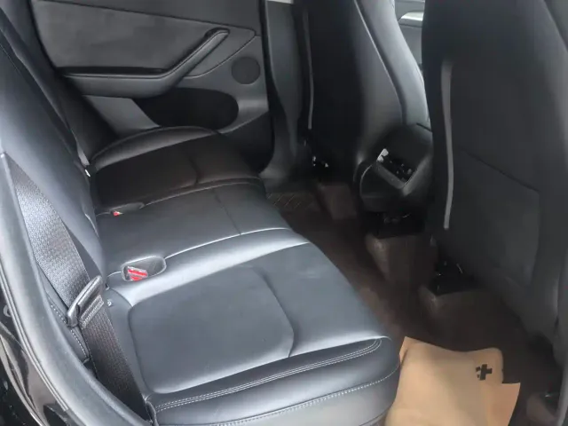 Tesla Model Y — Фото автомобиля 4