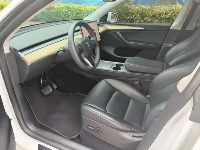Tesla Model Y — Фото автомобиля 4