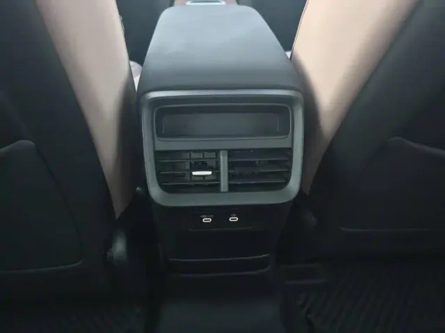 Volvo XC70 Plug-in Hybrid — Фото автомобиля 23