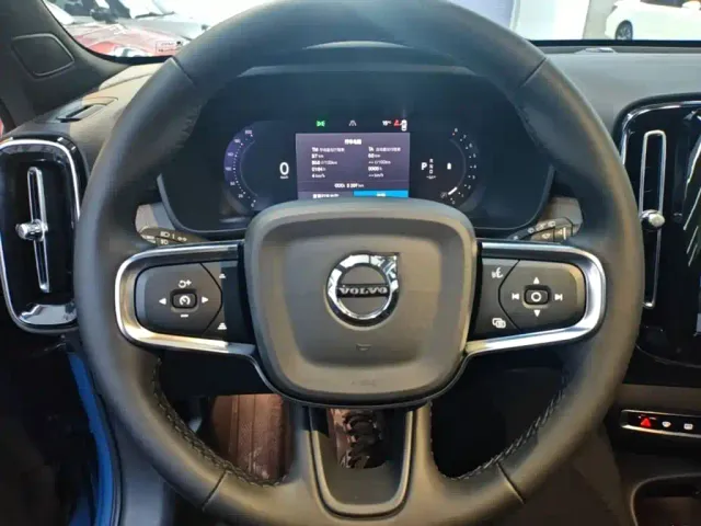 Volvo XC40 — Фото автомобиля 10