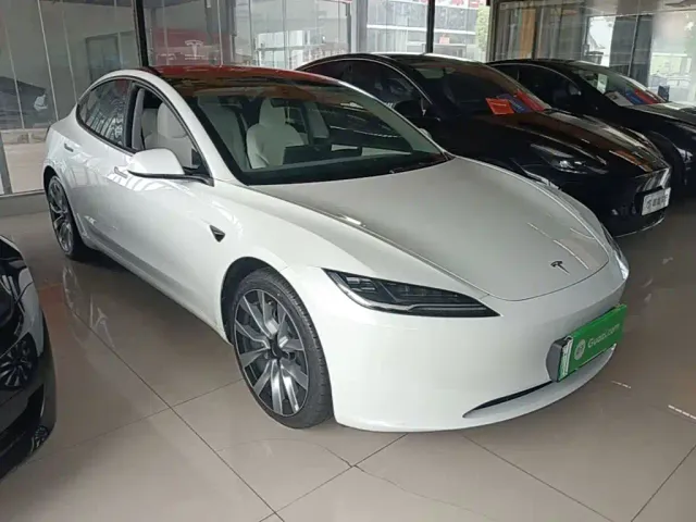 Tesla Model 3 — Фото автомобиля 3